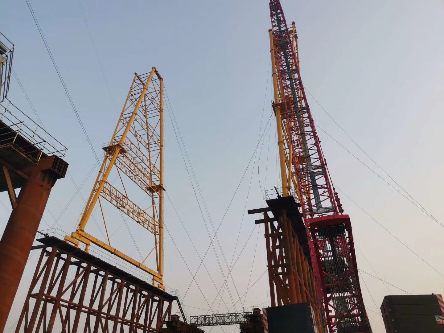 中交二公局濟(jì)南跨黃河橋項(xiàng)目，MG120噸-36米跨-54米高龍門吊，