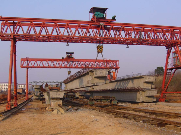 龍門吊起重機的操作人員應(yīng)如何正確上崗？